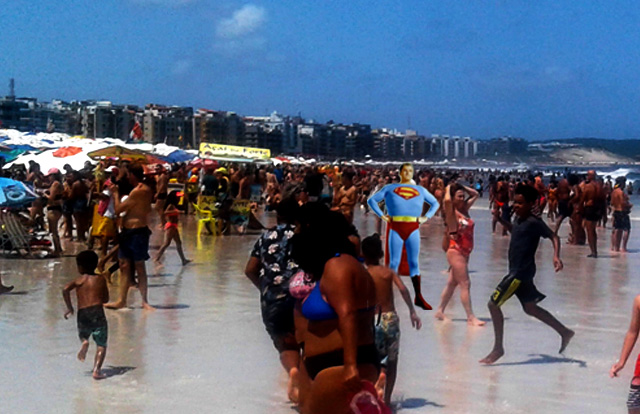 Super-Homem andando na Praia